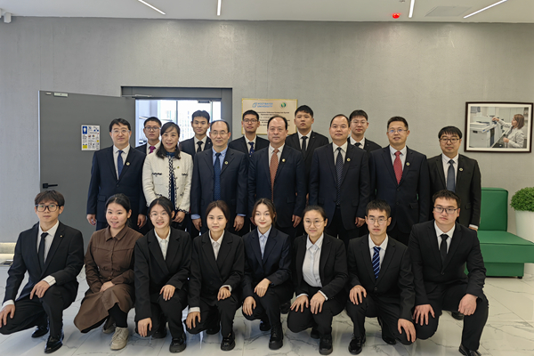 图10：韦革宏看望kaiyun官网入口北哈实习学生.jpg