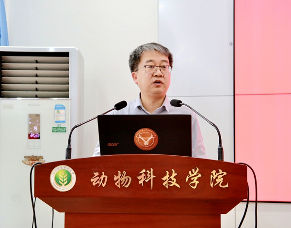 王洪宝副院长介绍学院基层教学组织调整情况、宣读相关通知（2).jpg