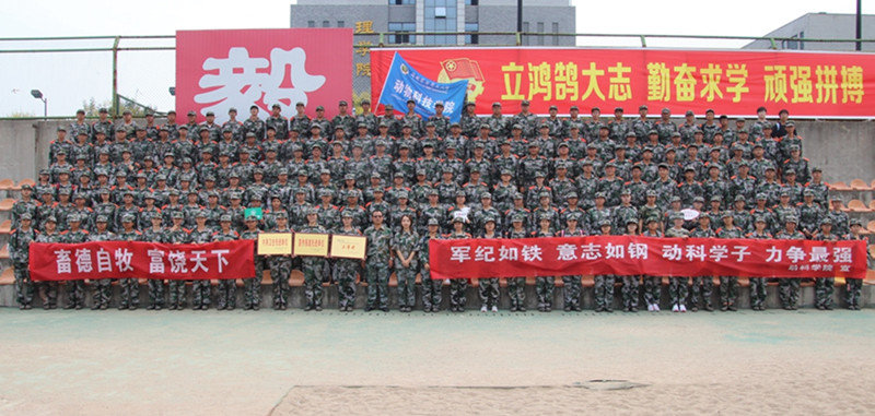 5f5b3d5263274a719aa6193aa5ee83bc.jpg 军训_副本.jpg