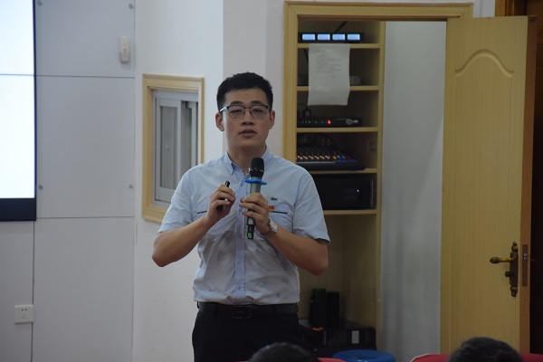 8b5e97782c464c1da76825e04a812a05.jpg 主讲人安相讲解职业生涯规划内容.jpg