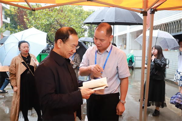 校党委副书记闫祖书视察开云kaiyun官方网迎新准备工作.jpg