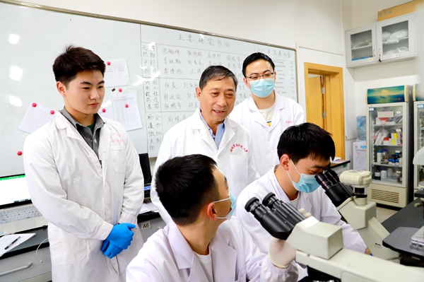8c7ae132c1924d2ba87619975d020f3a.jpg 王高学教授指导研究生做实验室_副本.jpg
