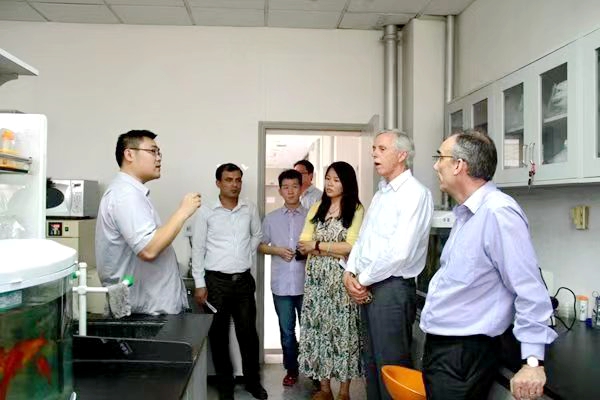 848de1b46162490eb08a4a0a10e6a8bf.jpg 凌飞教授给来访的外国同行专家介绍团队科学研究情况_副本.jpg