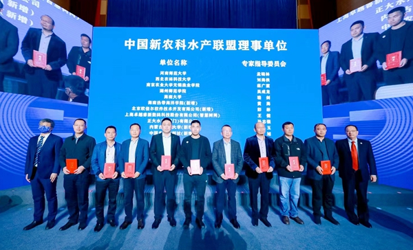 吉红教授代表kaiyun官网入口上台领取联盟成员单位与专家聘书_副本.jpg