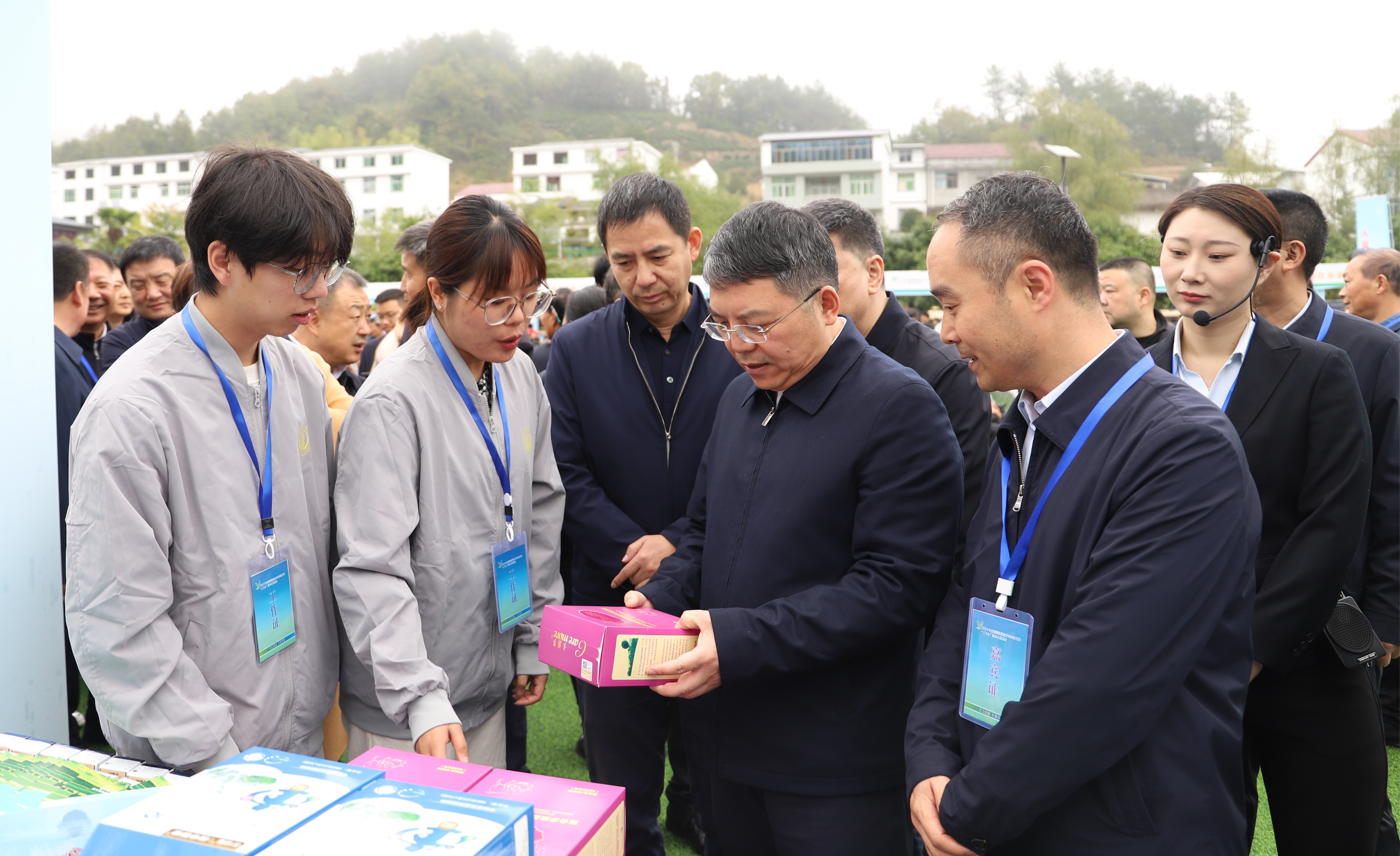 陕西省委常委、省委宣传部部长孙大光详细了解kaiyun官网入口“三下乡”实践成果.JPG