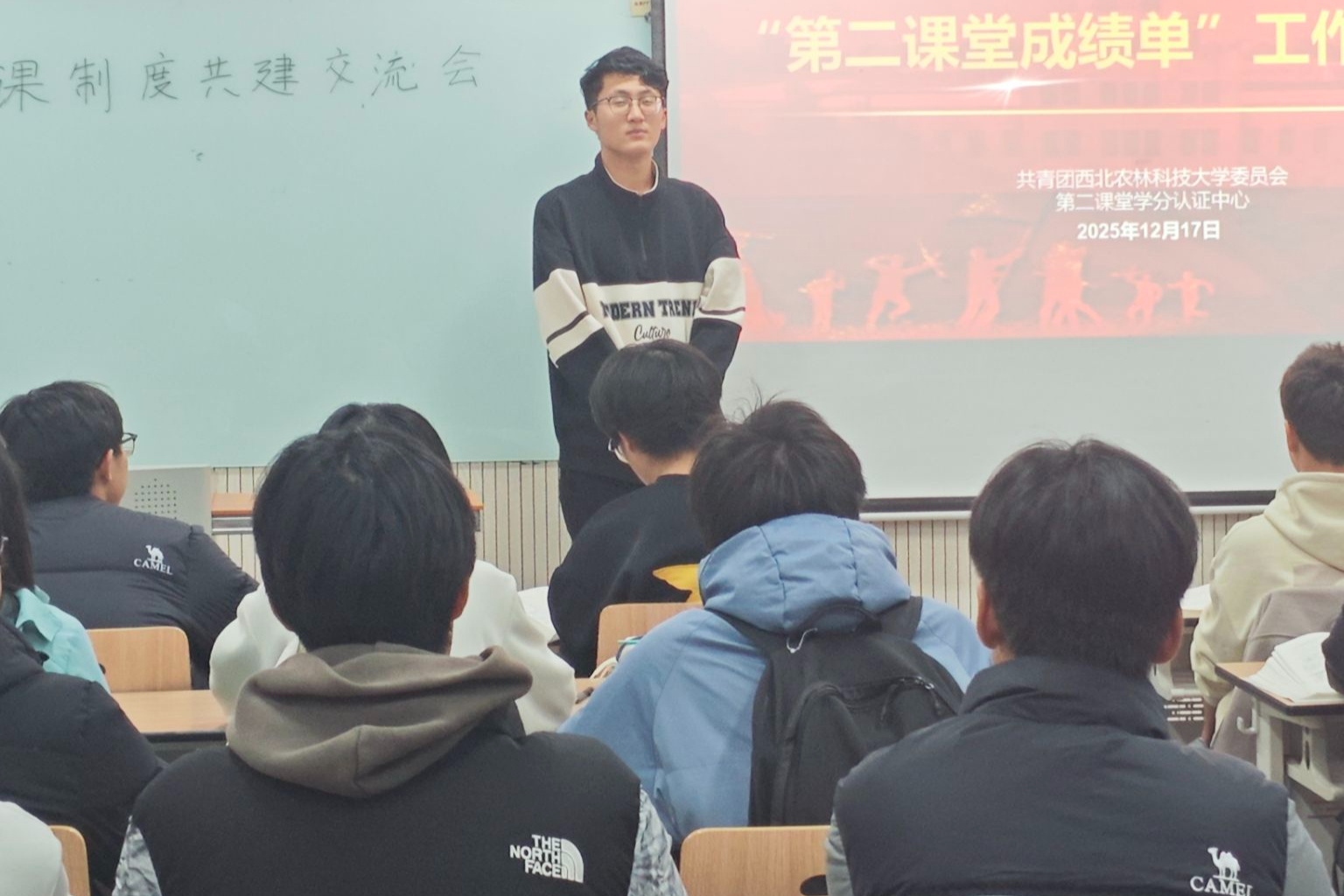 图一:胡锦耀同学认真解析二课相关政策.jpg