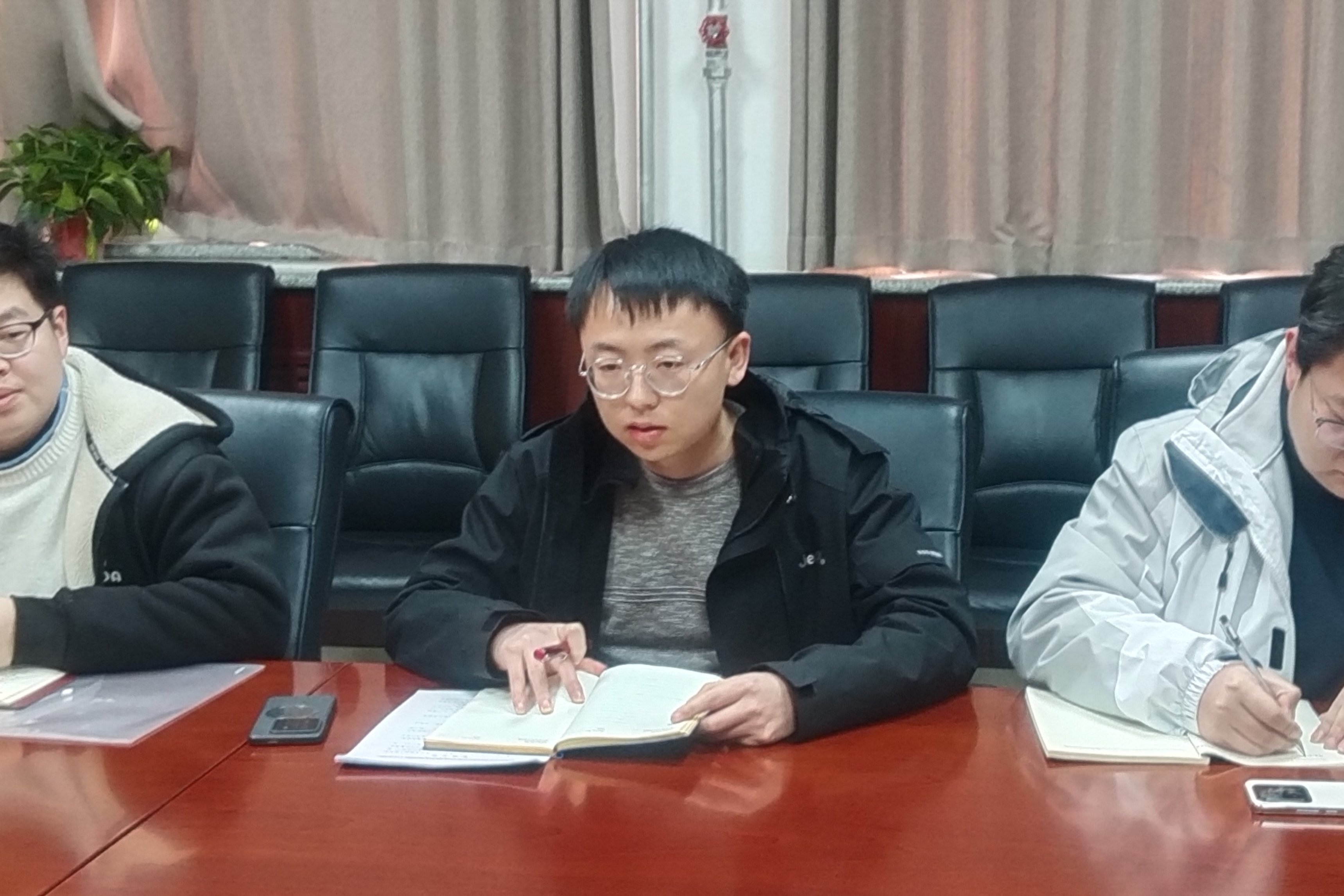 辅导员主持会议.jpg